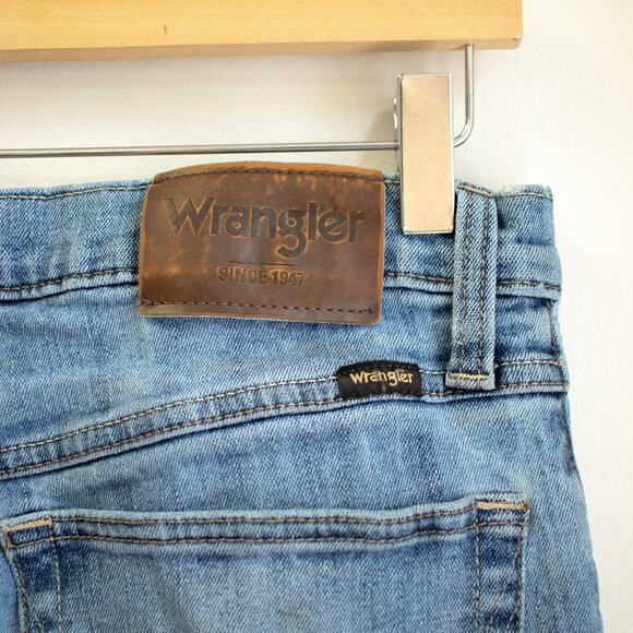 Wrangler Light Wash Straight Leg Jeans Size 33x32 - Picture 5 of 6
